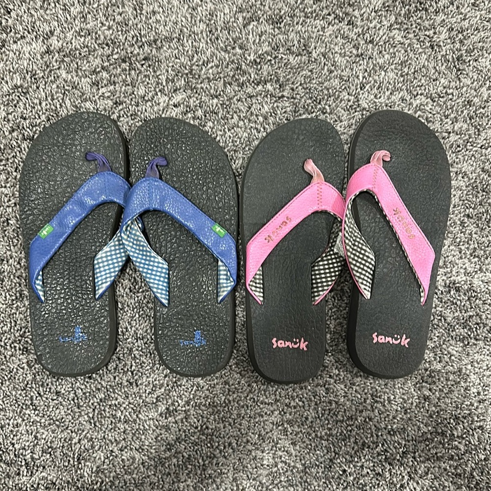 2 pairs sanuk flip flops